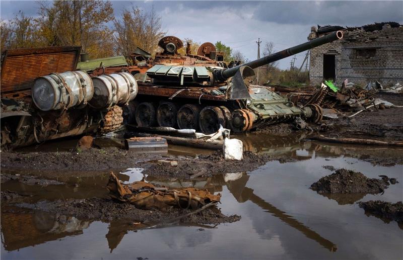 UN: Folter von Kriegsgefangenen auf beiden Seiten Zerstörte russische Panzer in der Nähe des kürzlich zurückeroberten Dorfes Kamjanka zu sehen.