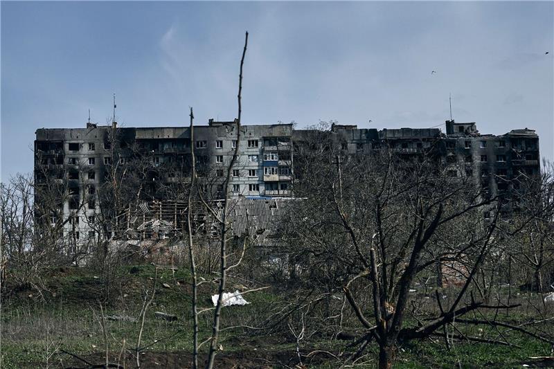 Ukrainisches Militär: Schwere Kämpfe um Bachmut Zerstörtes Gebäude in der umkämpften Stadt Bachmut.