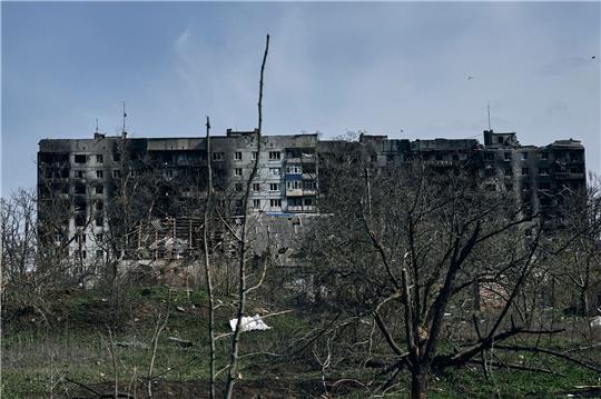 Zerstörtes Gebäude in der umkämpften Stadt Bachmut.