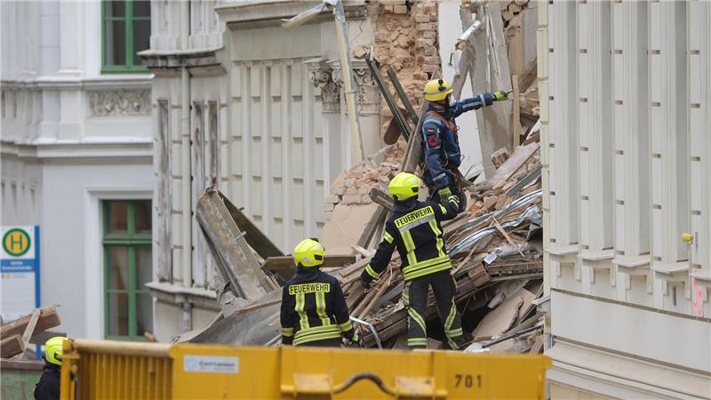 Zerstörtes Haus in Görlitz: Rettungskräfte in den Trümmern, Suche nach Vermissten läuft weiter