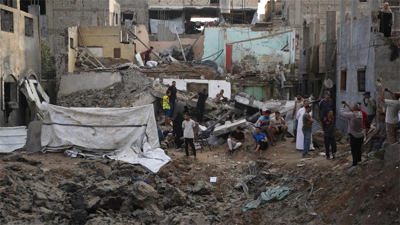 Zerstörung in al-Maghazi: Palästinenser begutachten Schäden nach Luftangriff