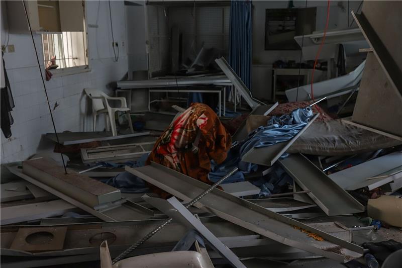 Zerstörungen, die durch den Angriff auf das Ahli-Arab-Krankenhaus in Gaza verursacht wurden. Bei dem Angriff wurden Dutzende von Zivilisten getötet.