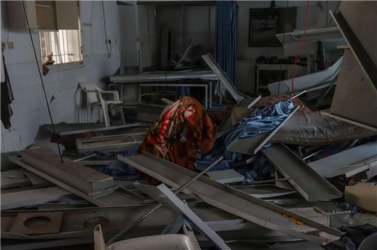 Zerstörungen, die durch den Angriff auf das Ahli-Arab-Krankenhaus in Gaza verursacht wurden. Bei dem Angriff wurden Dutzende von Zivilisten getötet.