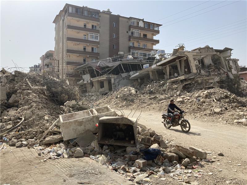Anonyme Spende im Briefumschlag Zerstörungen im türkischen Ort Kirikhan nahe der syrischen Grenze. Das Erdbeben vom 6. Februar hatte katastrophale Folgen, viele Nachbeben erschüttern weiterhin die betroffenen Regionen beider Länder. Foto: dpa