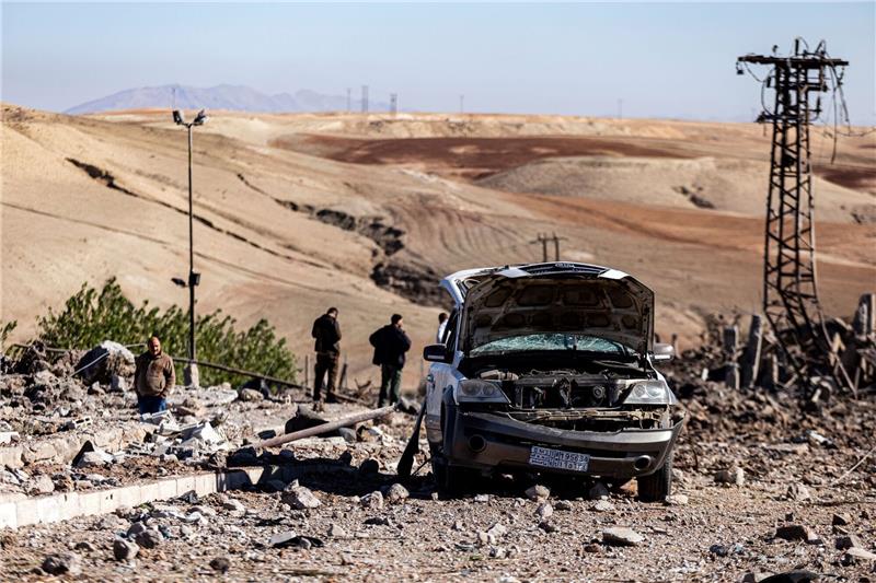 Türkei setzt Offensive gegen Kurden in Syrien und Irak fort Zerstörungen nach türkischen Luftangriffen auf ein Elektrizitätswerk im syrischen Taql Baql Anfang der Woche.