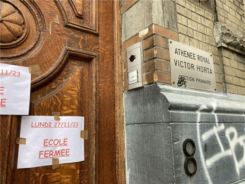 Knapp 30 Schulen nach Bombendrohung in Belgien dicht Zettel kleben an der Eingangstür der Athenee Royal Victor Horta Schule, um Schüler und Eltern zu informieren, dass die Schule geschlossen ist.