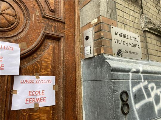 Zettel kleben an der Eingangstür der Athenee Royal Victor Horta Schule, um Schüler und Eltern zu informieren, dass die Schule geschlossen ist.