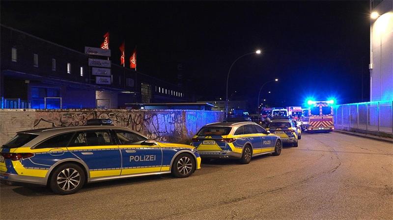 Zeugen hatten die Polizei wegen Schussgeräuschen auf einem Fabrikgelände gerufen. 