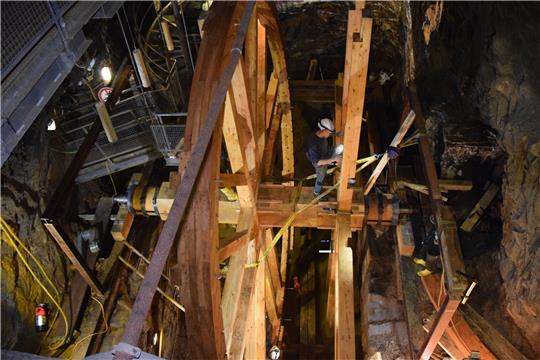 Zeugnis der Wasserkraft: Die Erneuerung des Kanekuhler Kehrrades war 2021 ein imposantes Projekt am Rammelsberg.  Foto: Kleine
