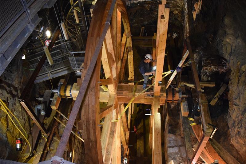 Das Kraftpaket im Bauch des Rammelsberges Zeugnis der Wasserkraft: Die Erneuerung des Kanekuhler Kehrrades war 2021 ein imposantes Projekt am Rammelsberg. Foto: Kleine