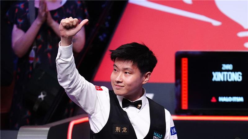 Zhao Xintong (r) ist der erste Snooker-Weltmeister aus Asien.