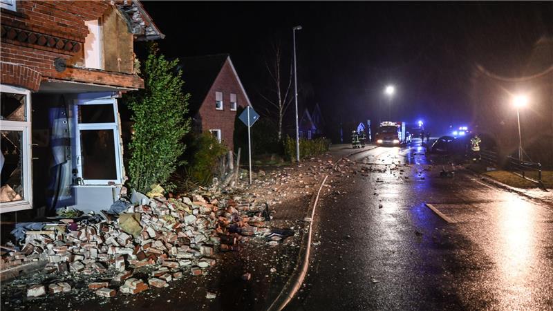 Ziegelsteine einer Hausfassade liegen auf der Straße.