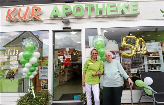 Ziehen bis heute in Wolfshagen an einem Strang: Apothekenbetreiberin Anette Eggers-Bissel und ihre Tante und Gründerin Gertrud Kilburger-Eggers. Foto: Jambrek
