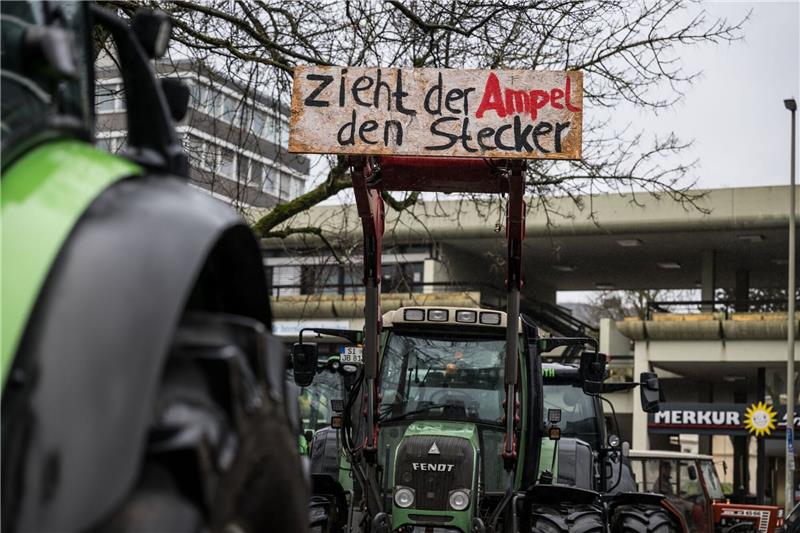 Ministerpräsident: Ampel soll Agrar-Kürzungen zurücknehmen "Zieht der Ampel den Stecker" ist auf einem Plakat an einem Traktor zu lesen.