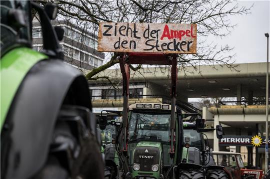 "Zieht der Ampel den Stecker" ist auf einem Plakat an einem Traktor zu lesen.