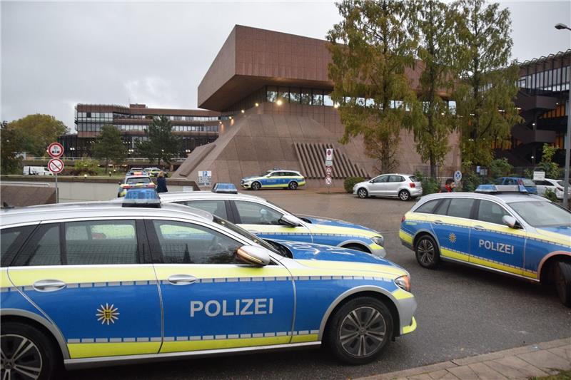 Nach Serie von Bombendrohungen: Zwei Verdächtige ermittelt Ziel der Verdächtigen: aufwendige Polizeieinsätze auslösen und das Sicherheitsempfinden der Bevölkerung stören.