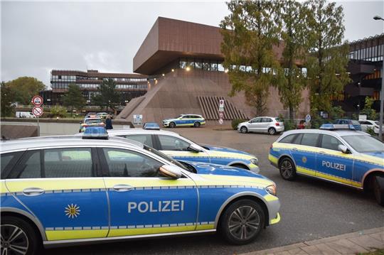 Ziel der Verdächtigen: aufwendige Polizeieinsätze auslösen und das Sicherheitsempfinden der Bevölkerung stören.