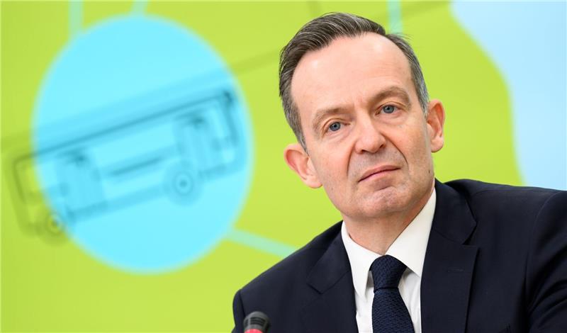 Wissing erwartet Lkw-Boom und will schnelleren Autobahnbau «Ziele eines nachfragegerechten Verkehrs können nicht alleine durch Ausbau von Schiene und Wasserstraße erreicht werden»: Volker Wissing.
