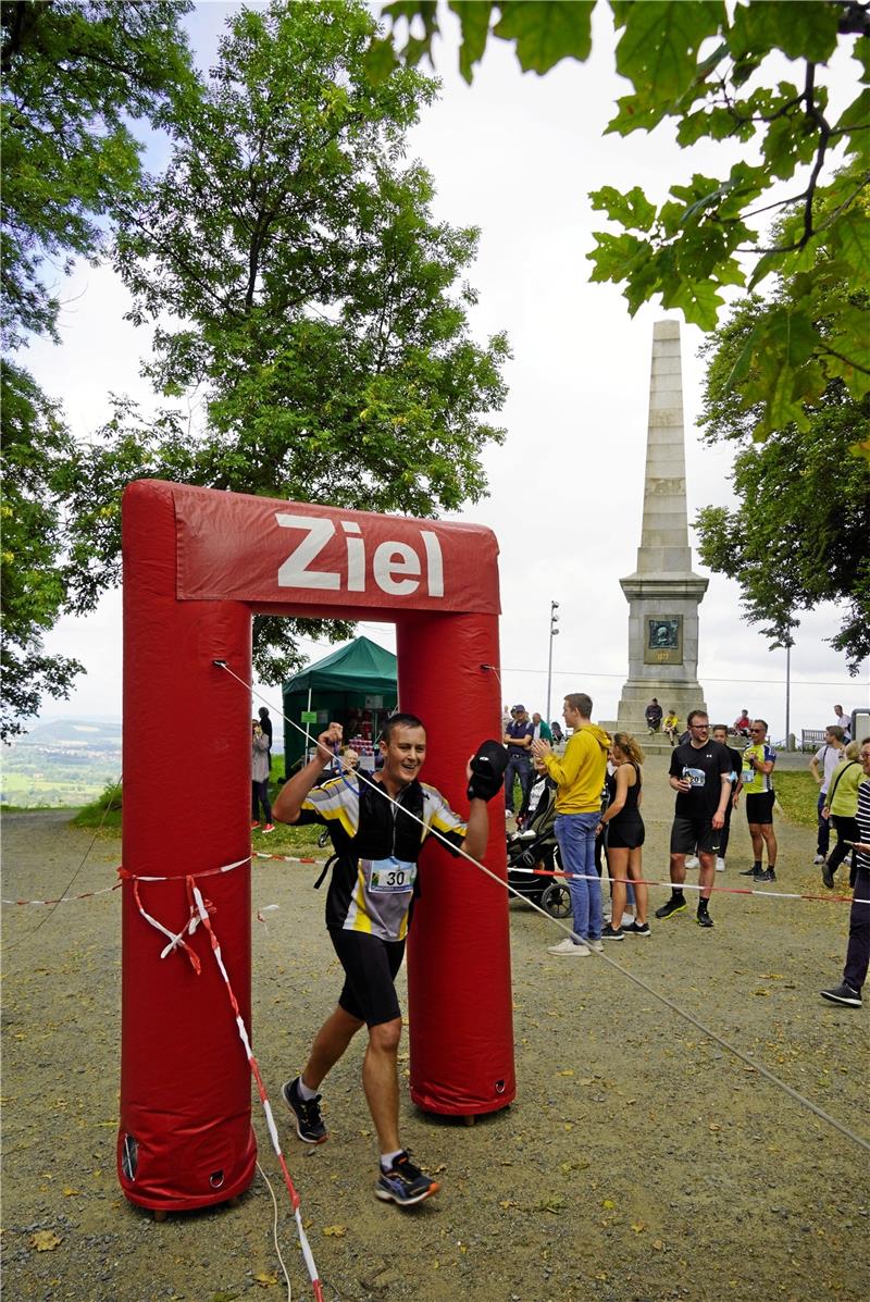 Der Gang nach Canossa am Burgberg hilft armen Kindern Zieleinlauf im Schatten der Canossa-Säule: Wer dort hindurchläuft, hat sich seine Ablassurkunde redlich verdient, denn er hat Mühe, Schweiß und vielleicht auch Schmerzen auf sich genommen.