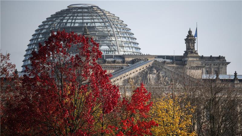 Bundestagswahl 2025: Kandidaten, Termine und Landeslisten Zielort Berliner Bundestag: Am 23. Februar werden die Plätze im Parlament neu vergeben.
