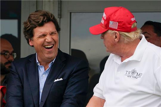 Ziemlich beste Freunde? Fox-News-Moderator Tucker Carlson (l), und Ex-Präsident Donald Trump vergnügen sich auf Trumps Golfkurs im US-Bundesstaat New Jersey.