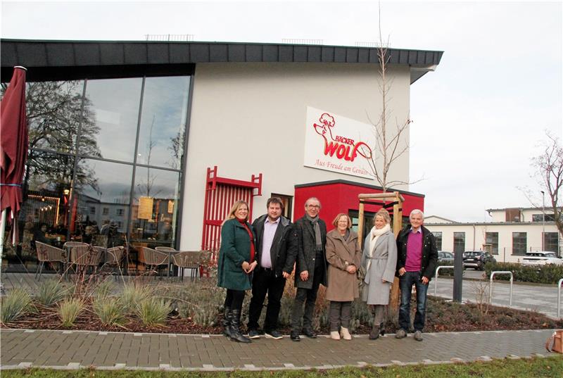 Ziemlich klein ist er noch, der Ahornbaum vor der neuen Wolf-Filiale: Aber Michaela und Christian Wolf, Dirk Becker, Angelika Wolf, Urte Schwerdtner und Rüdiger Wolf (v.li.) sind sicher, dass er gut wachsen wird. Foto: Hohaus