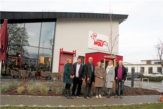 Ziemlich klein ist er noch, der Ahornbaum vor der neuen Wolf-Filiale: Aber Michaela und Christian Wolf, Dirk Becker, Angelika Wolf, Urte Schwerdtner und Rüdiger Wolf (v.li.) sind sicher, dass er gut wachsen wird. Foto: Hohaus