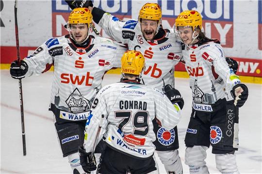 Ziga Jeglic (r) von Pinguins Bremerhaven jubelt nach seinem Treffer zum 1:0 mit seinen Teamkollegen.