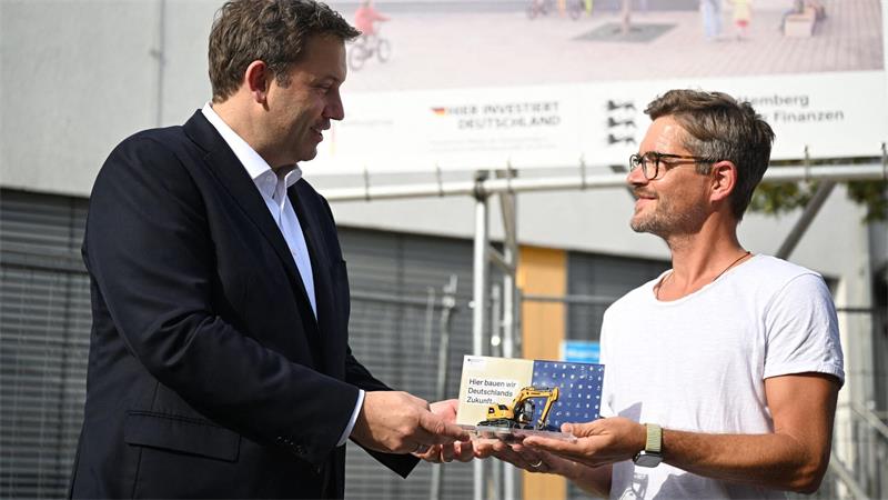 Zigmal hat Klingbeil gesagt: „Die Bagger müssen rollen“ - jetzt überreicht er Bagger auf Baustellen. (Archivbild)