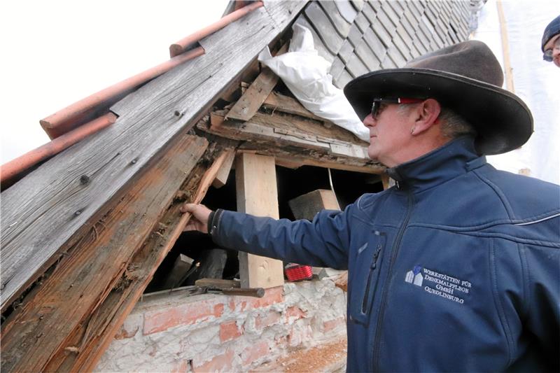 Gotteshaus in Neuenkirchen: Dachstuhl wird saniert Zimmerer André Hake entdeckt eine weitere Schadstelle. Dieser zum Dachstuhl der Kirche behörende Giebelbalken existkiert nur noch als Hülle. Das Innere hat sich förmlich aufgelöst. Foto: Gereke