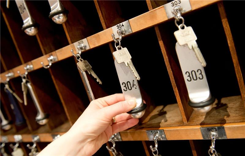 Hoteliers und Gastronomen werden optimistischer Zimmerschlüssel hängen in einem Hotel in München: Das Gastgewerbe in Deutschland rechnet mit einer Verbesserung der Geschäftslage.