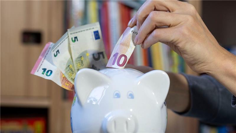 Zinsen für Tages- und Festgeld sind im Schnitt weiter gesunken (Symbolbild)
