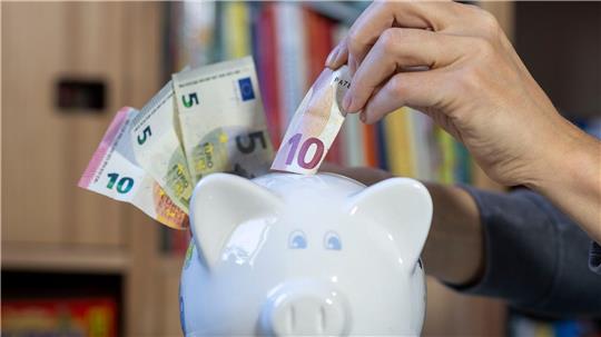 Zinsen für Tages- und Festgeld sind im Schnitt weiter gesunken (Symbolbild)