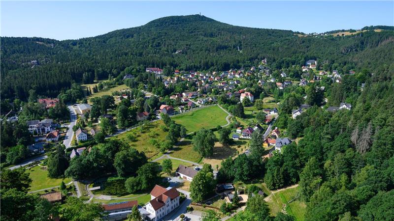 Zittauer Gebirge: Blick von der Festung und dem Kloster Oybin auf den gleichnamigen Kurort an der Grenze zu Tschechien und Polen, im Hintergrund ist der Hochwald zu sehen. (Archivbild)