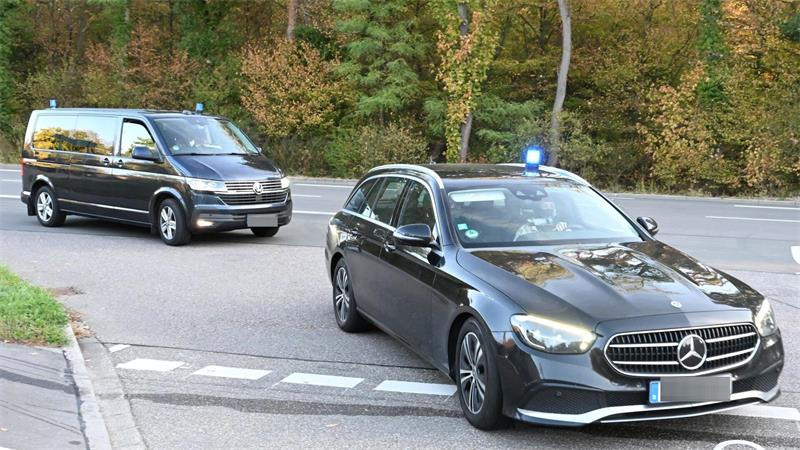 Zivile Polizeifahrzeuge mit Blaulicht fahren auf das Gelände des Bundesgerichtshofes - Ex-BND-Chef Hanning soll Ermittlungsrichter vorgeführt werden