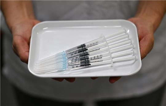 Zivilklagen wegen angeblicher Schäden durch Corona-Impfungen müssen einzeln verhandelt werden - oder es wird ein Vergleich erzielt.
