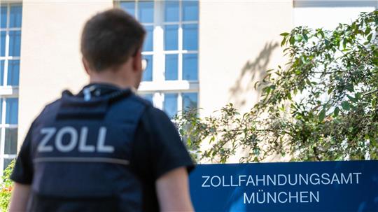 Zoll-Ermittler gingen in einer konzertierten Aktion gegen die mutmaßliche Schmugglerbande vor. (Symbolbild)