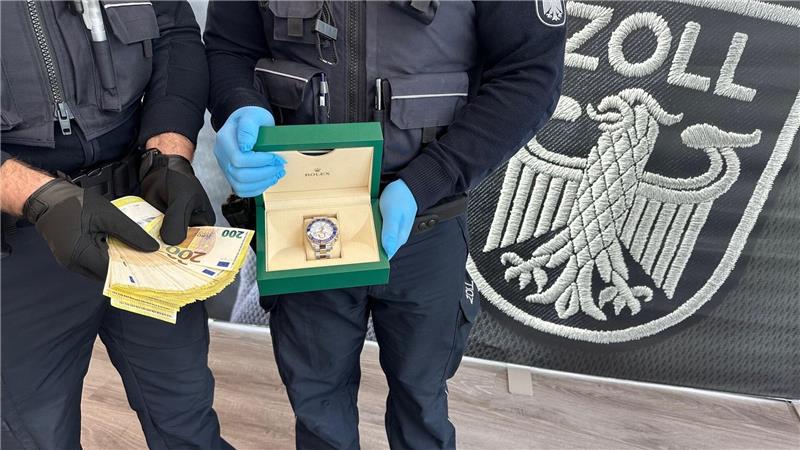 Verdacht auf Schwarzarbeit: Razzia bei Baufirmen Zoll-Ermittler haben bei einer Razzia wegen Schwarzarbeit viel Bargeld und teure Luxusuhren sichergestellt.