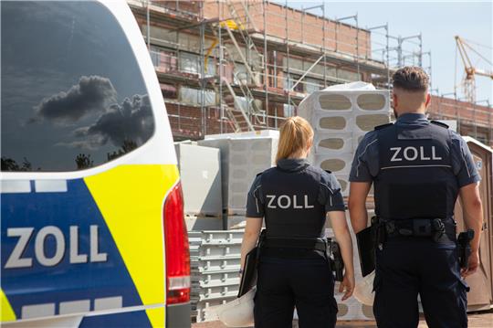 Zollbeamte auf einer Baustelle. Foto: Hauptzollamt