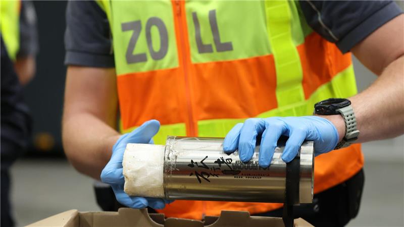 Zollbeamte finden bei einer Durchsuchung 500 Gramm Kokain, das in einer Thermoskanne versteckt ist.