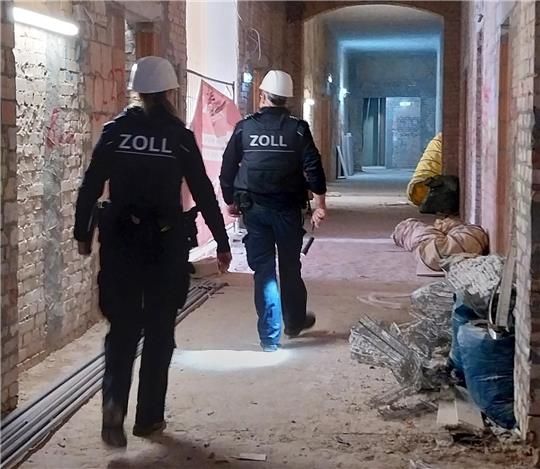 Zollbeamte überprüfen eine Baustelle. Foto: Hauptzollamt Braunschweig