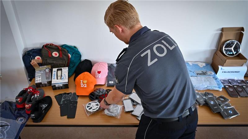 Zollbehörden beschlagnahmten in der EU auch 2024 eine große Menge an gefälschten Produkten.