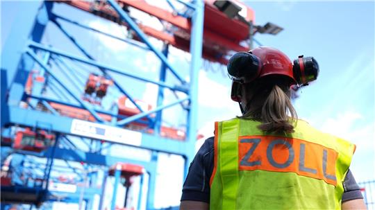 Zollkontrolle: Schwarzarbeit und Einnahmen aus illegalen Kanälen nehmen zu. (Archivbild)