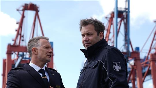 Zollpräsident Rolfink und Finanzminister Klingbeil (r) sind auf einem Schiff durch den Hamburger Hafen gefahren. 