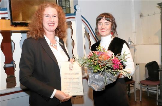 Zonta unterstützt junge Künstlerinnen: Präsidentin Antje Stoetzel-Tiedt gratuliert Kaja Sheila Seltmann (re.) zum Gewinn des insgesamt schon 17. Förderpreises, den der Club St. Barbara verliehen hat. Foto: Kammer