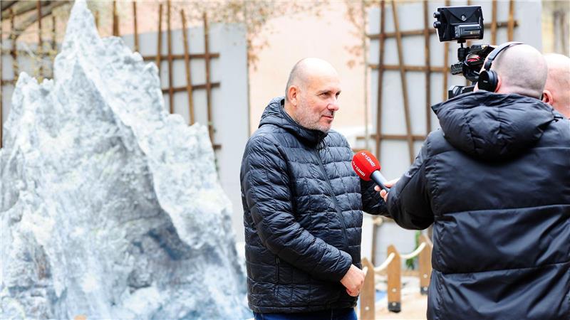 Extrem seltenes Insekt: Prager Zoo zeigt Baumhummer Zoodirektor Miroslav Bobek spricht mit Journalisten vor einem Modell der Ball’s Pyramid, einer australischen Felsinsel, auf der die Baumhummer heimisch sind.