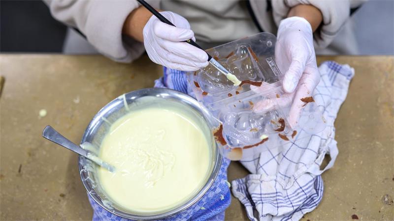 Schoko-Produktion fürs Weihnachtsgeschäft im vollen Gang Zu 70 Prozent läuft die Produktion händisch.