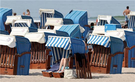 Zu Anfang des Wochenendes könnte es laut Prognosen des Deutschen Wetterdienstes in manchen Regionen noch einmal sommerlich heiß werden.