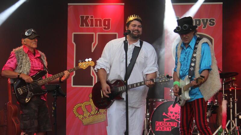 King Seppys Flokatis machen Stimmung am Altenauer Okerteich Zu Auftritten der King Seppys Flokatis gehört immer eine Prise Humor.