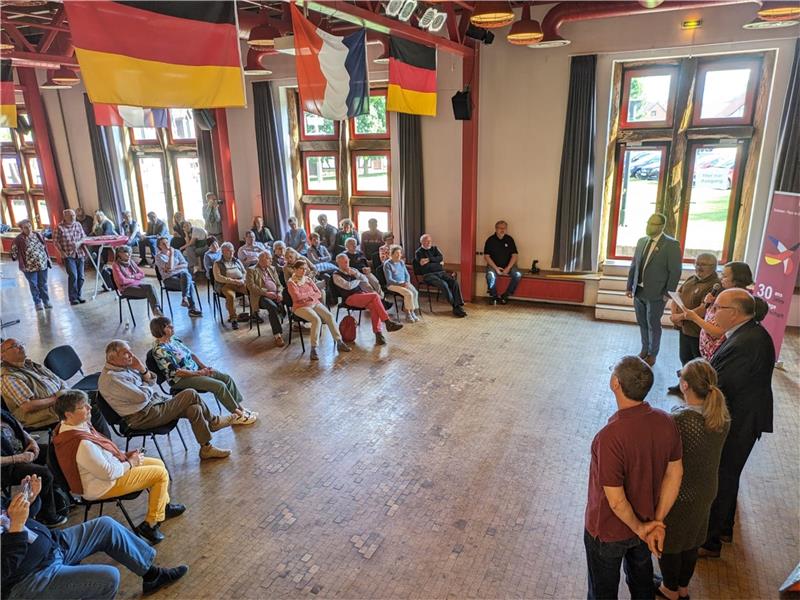 Partnerschaftsverein Schladen begrüßt Freunde aus Frankreich Zu Beginn der Begegnung trafen sich die Freunde im DGH in Schladen. Foto: Raksch